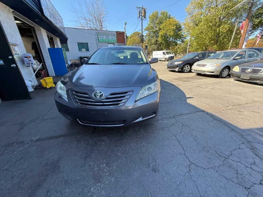 2009 Toyota Camry LE photo 1