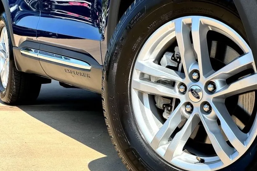 2021 Ford Explorer XLT photo 1