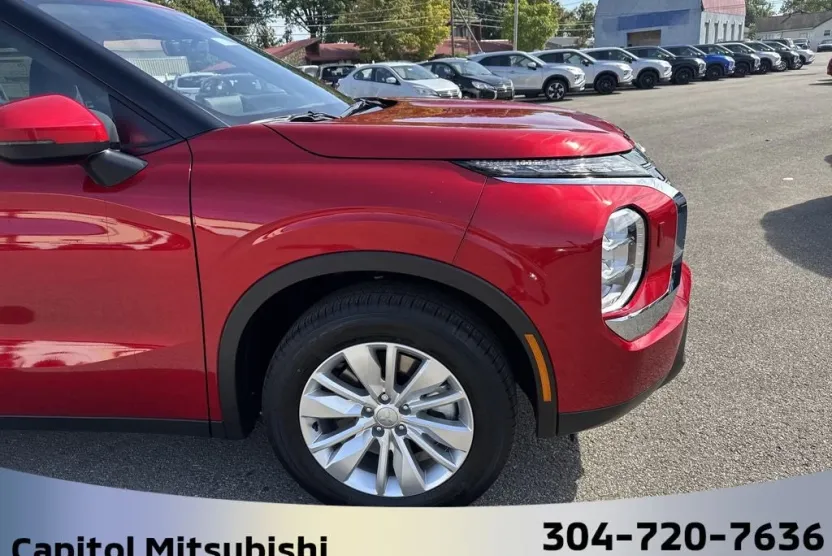 2025 Mitsubishi Outlander ES photo 1