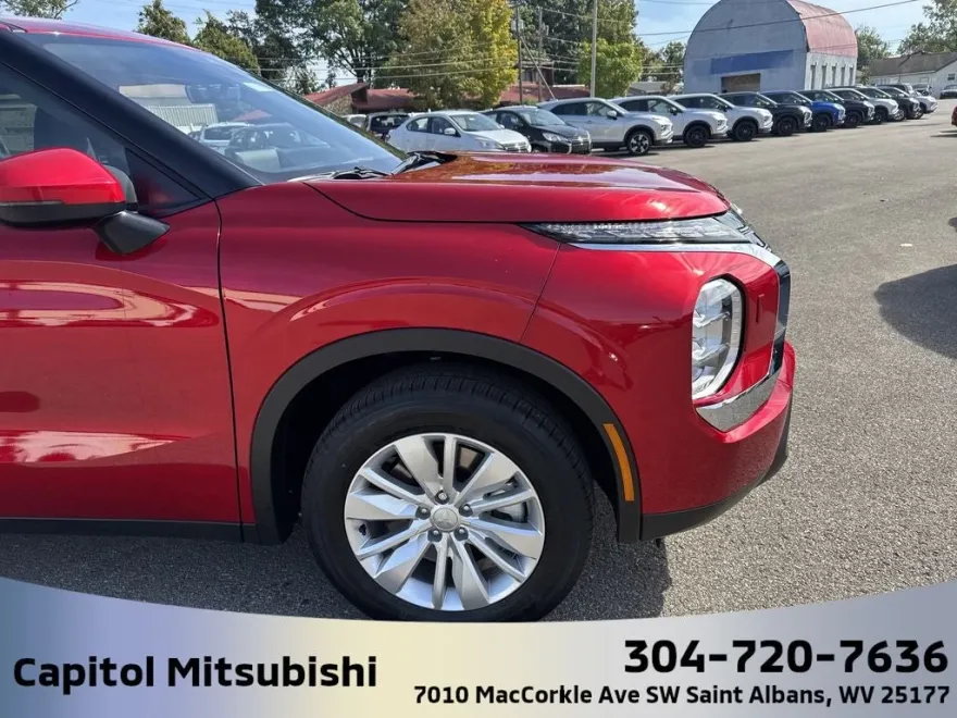 2025 Mitsubishi Outlander ES photo 1