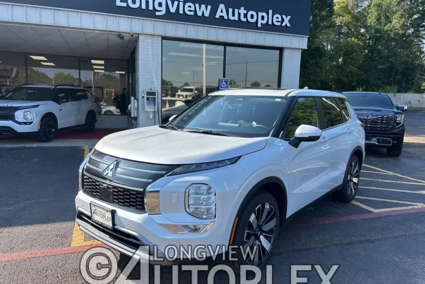 2025 Mitsubishi Outlander SE photo 1
