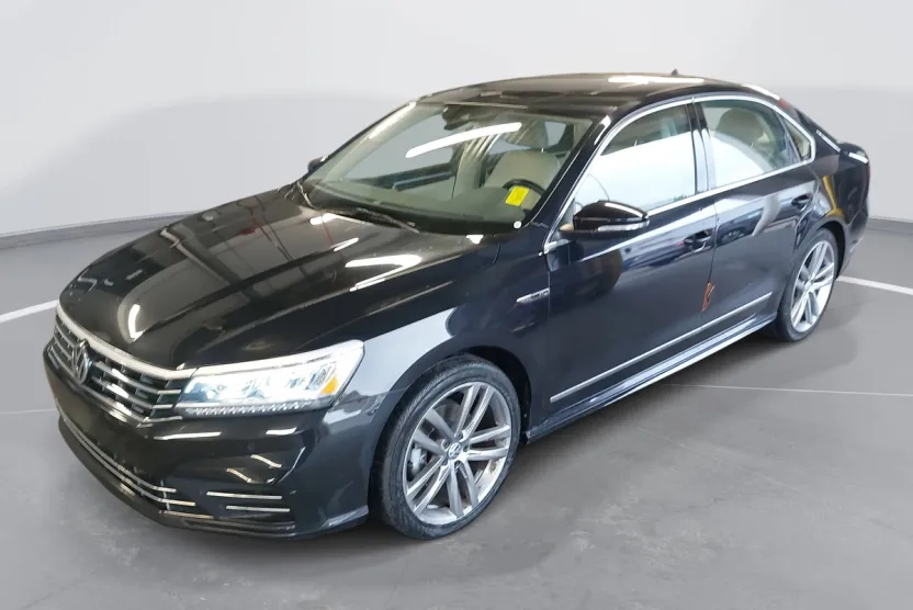 2019 Volkswagen Passat 2.0T SE R-Line photo 1