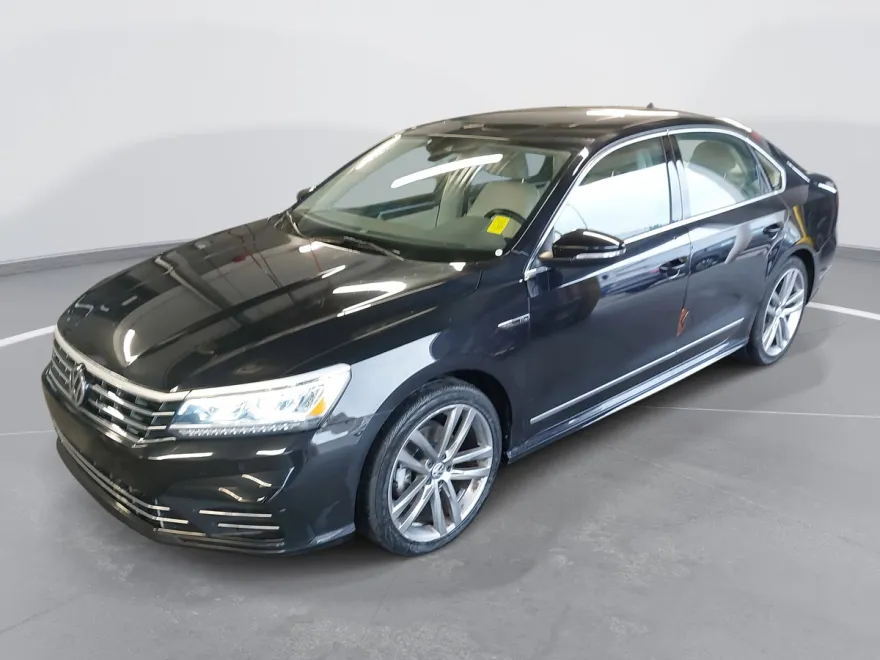 2019 Volkswagen Passat 2.0T SE R-Line photo 1
