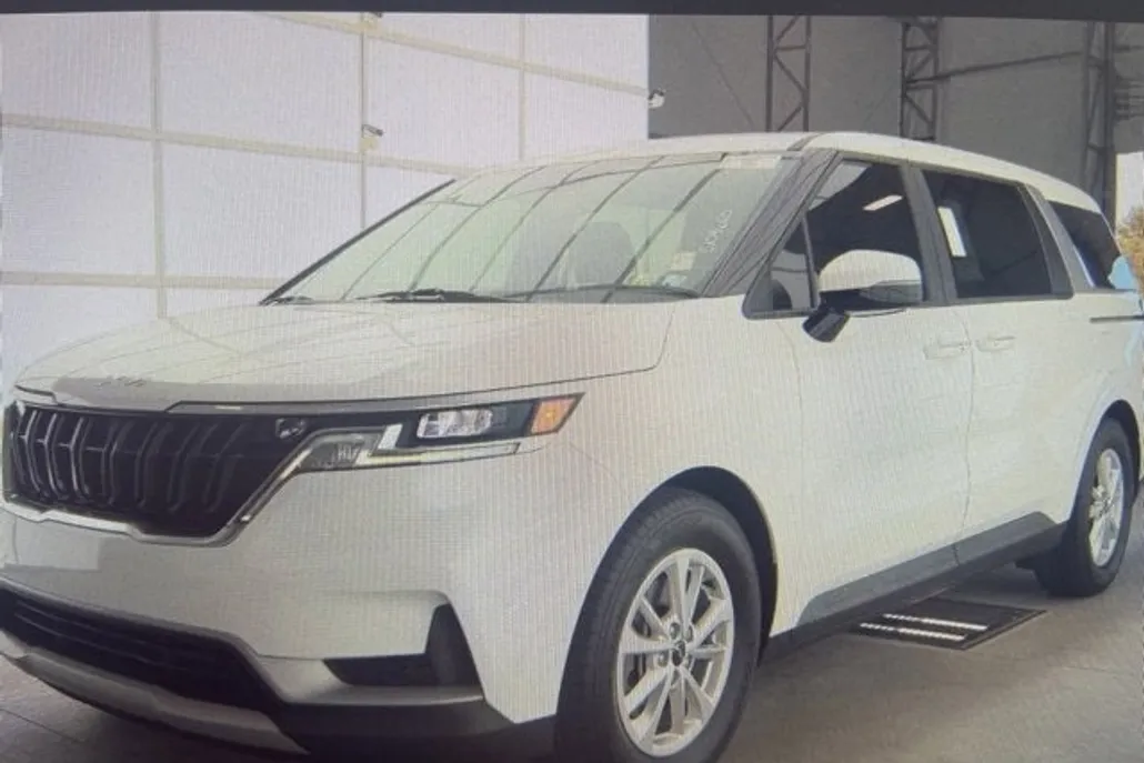 2022 Kia Carnival LXS photo 1
