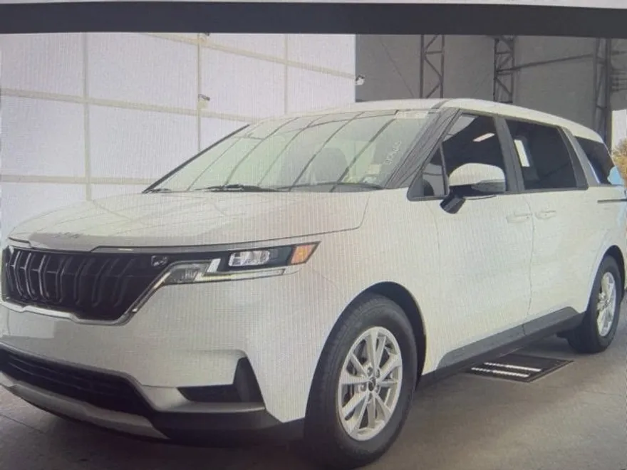 2022 Kia Carnival LXS photo 1