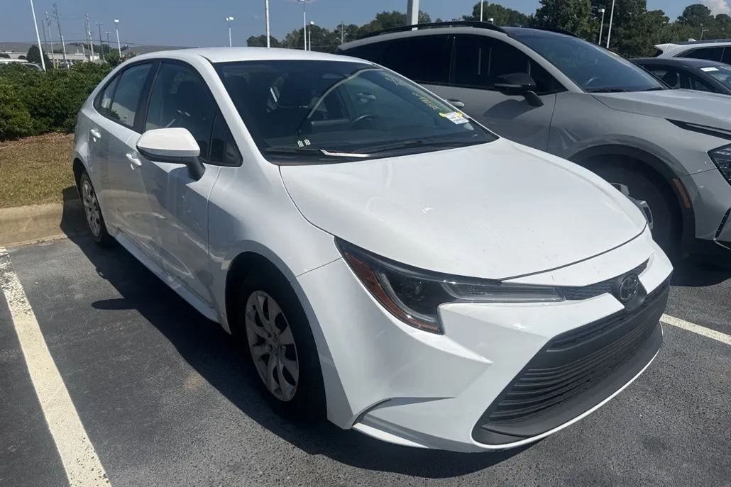2024 Toyota Corolla LE photo 1