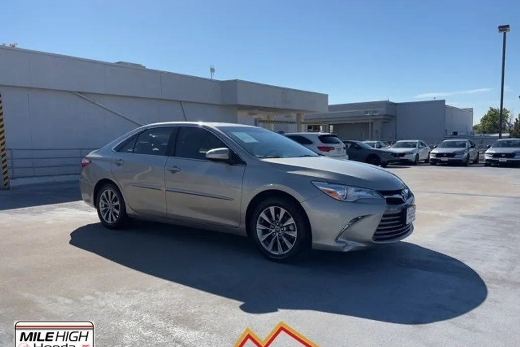 2016 Toyota Camry XLE photo 1