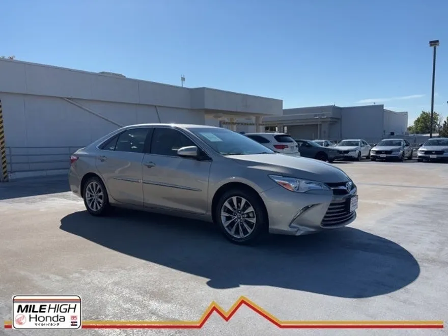 2016 Toyota Camry XLE photo 1