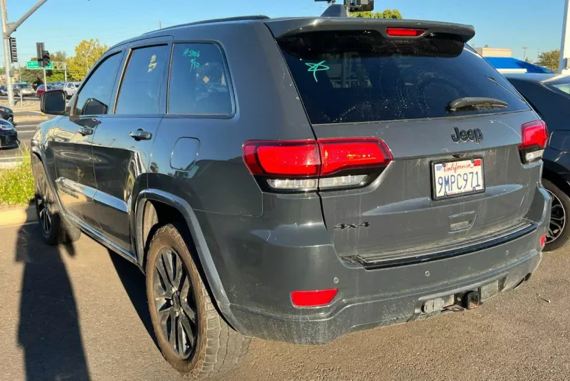 2017 Jeep Grand Cherokee Altitude photo 1