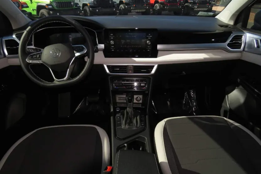 2025 Volkswagen Taos SE photo 1