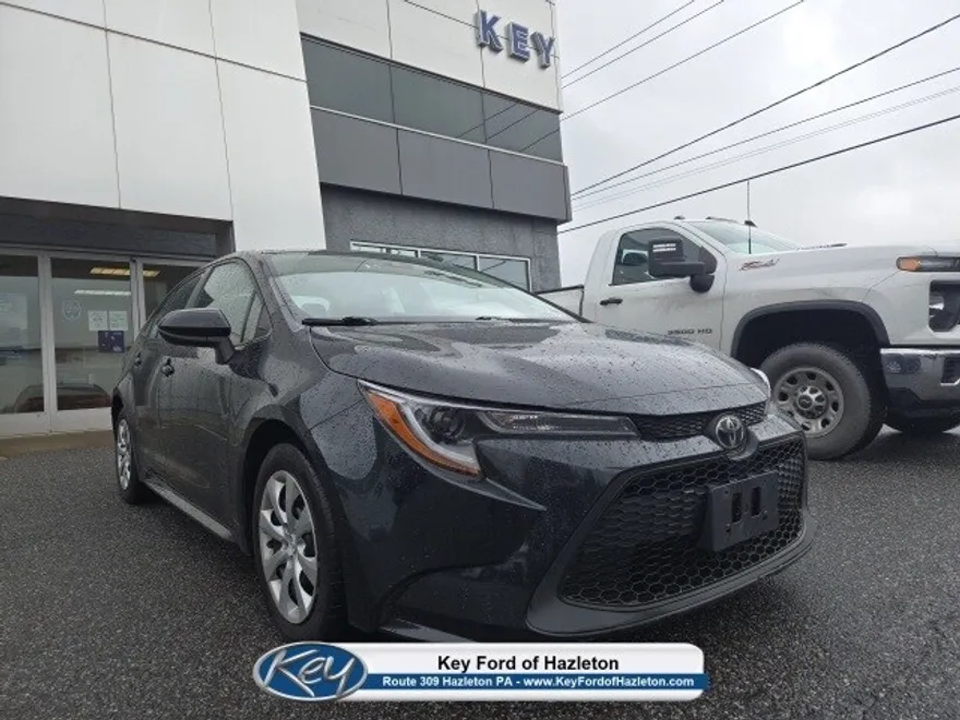 2021 Toyota Corolla LE photo 1