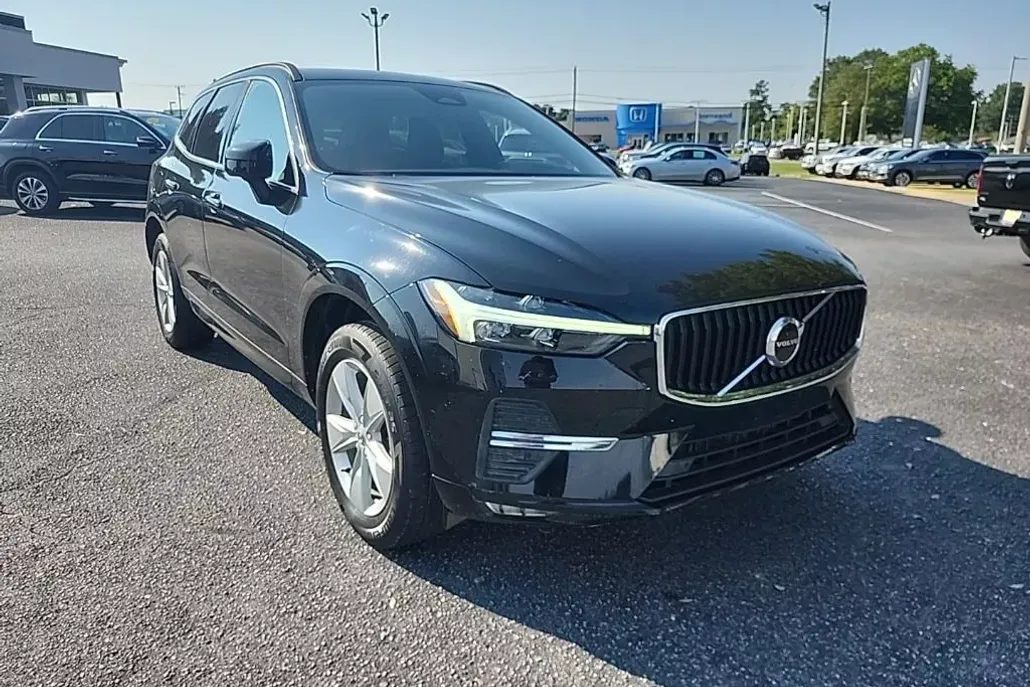 2022 Volvo XC60 B5 Momentum photo 1