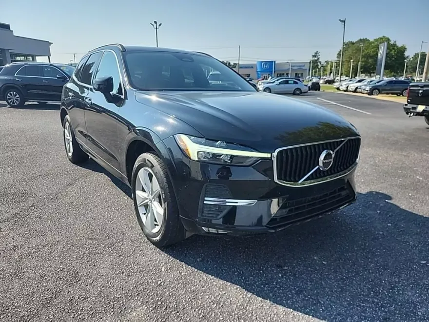 2022 Volvo XC60 B5 Momentum photo 1