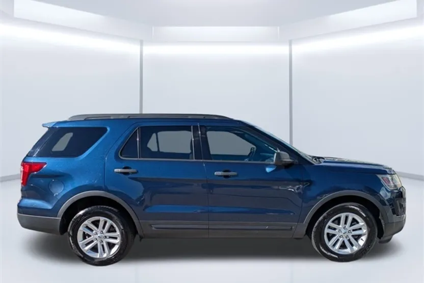 2017 Ford Explorer Base photo 1