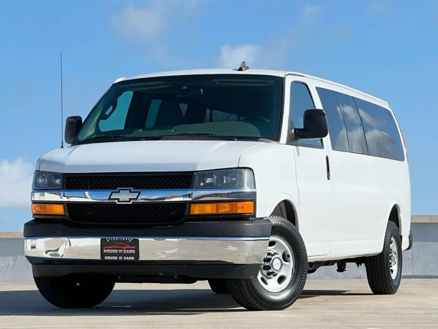 2017 Chevrolet Express 3500 Passenger LT Van photo 1