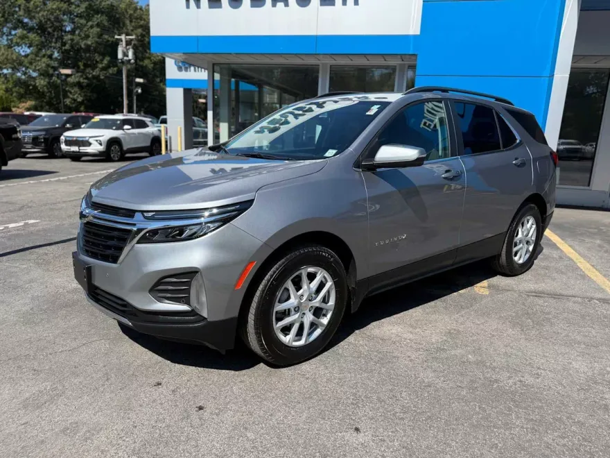 2024 Chevrolet Equinox LT photo 1