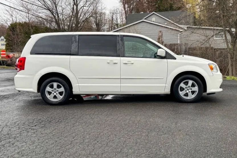 2013 Dodge Grand Caravan SXT photo 1
