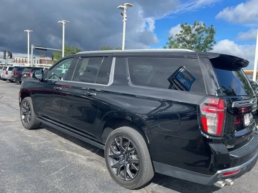 2023 Chevrolet Suburban High Country photo 1