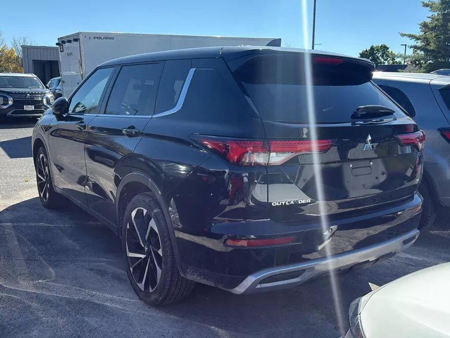2024 Mitsubishi Outlander SE photo 1