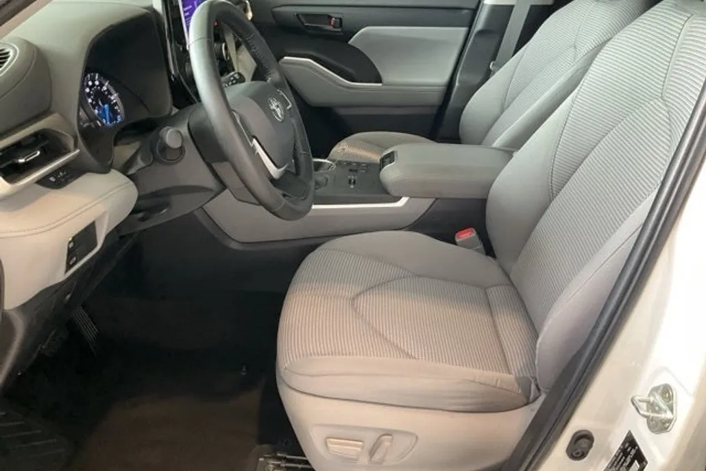 2023 Toyota Highlander Hybrid LE photo 1