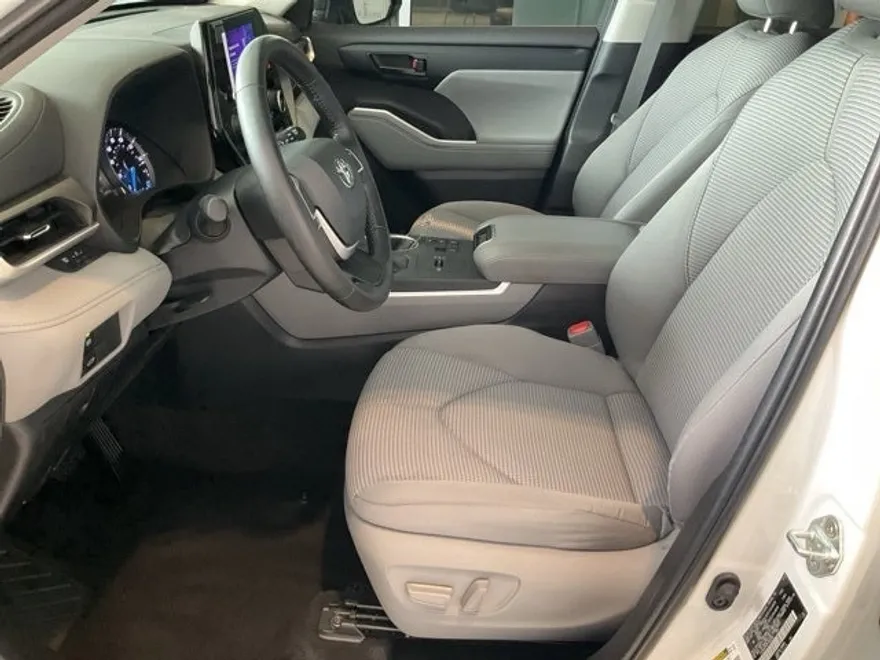 2023 Toyota Highlander Hybrid LE photo 1