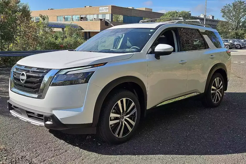 2025 Nissan Pathfinder Platinum photo 1