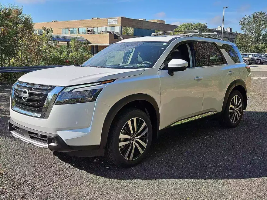 2025 Nissan Pathfinder Platinum photo 1