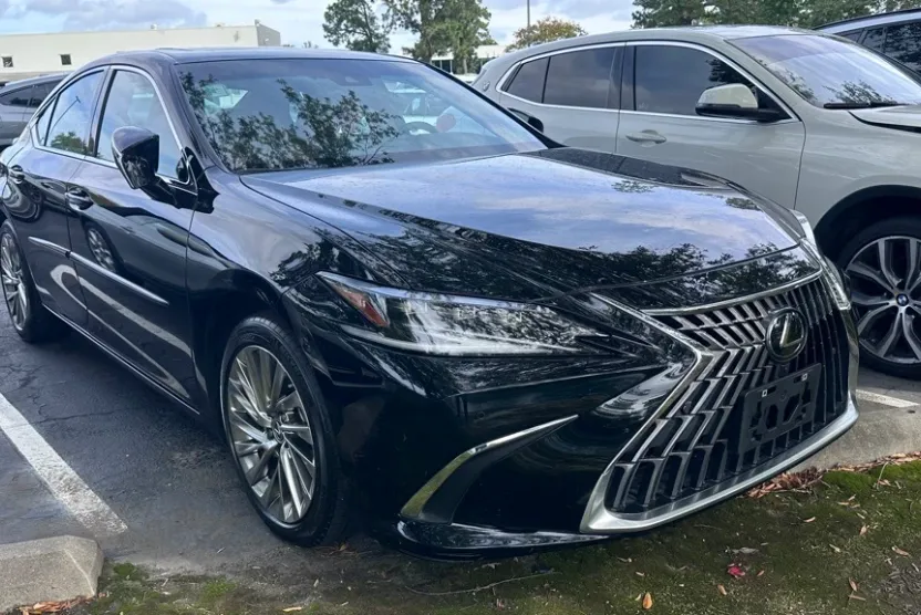 2023 Lexus ES 300h Ultra Luxury photo 1