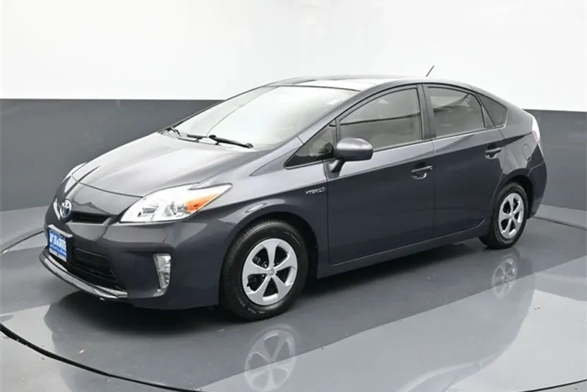 2013 Toyota Prius Three photo 1