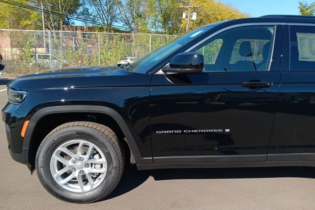 2025 Jeep Grand Cherokee Laredo photo 1