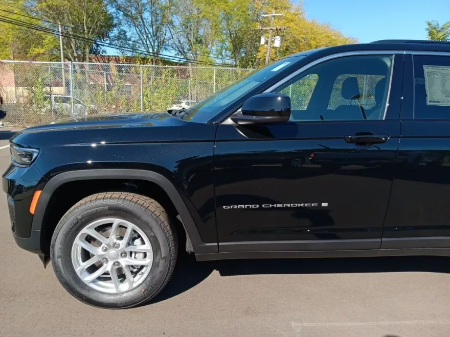 2025 Jeep Grand Cherokee Laredo photo 1
