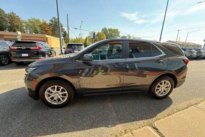 2022 Chevrolet Equinox LT photo 1