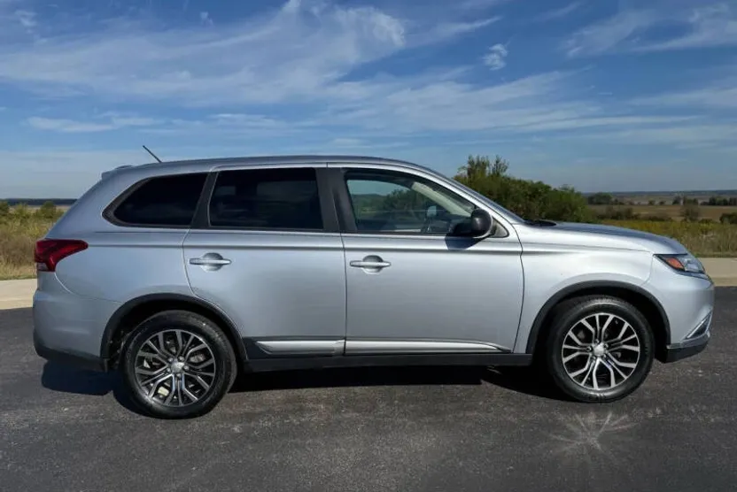 2016 Mitsubishi Outlander SE photo 1