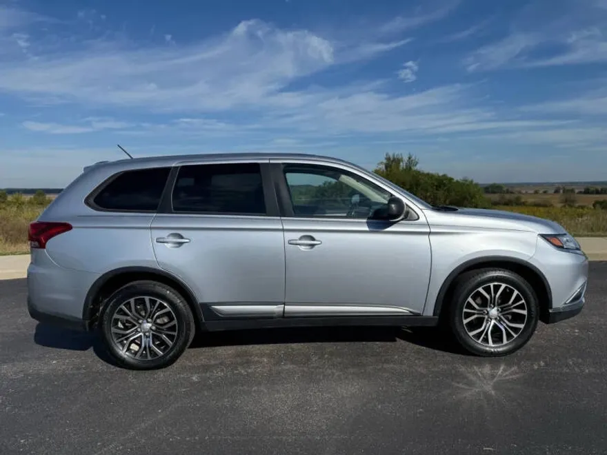 2016 Mitsubishi Outlander SE photo 1