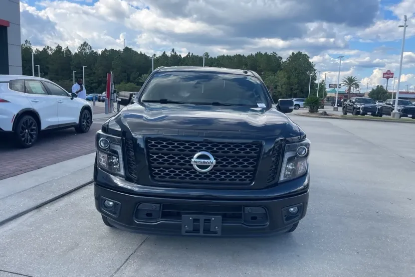 2018 Nissan Titan SV photo 1