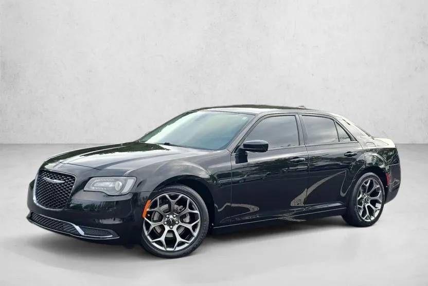 2018 Chrysler 300 Touring photo 1