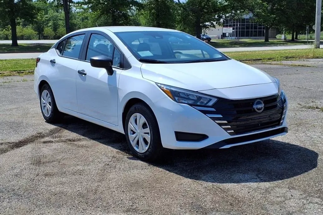 2025 Nissan Versa 1.6 S photo 1