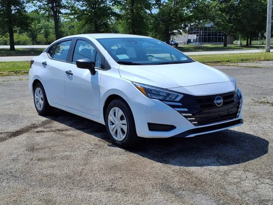 2025 Nissan Versa 1.6 S photo 1