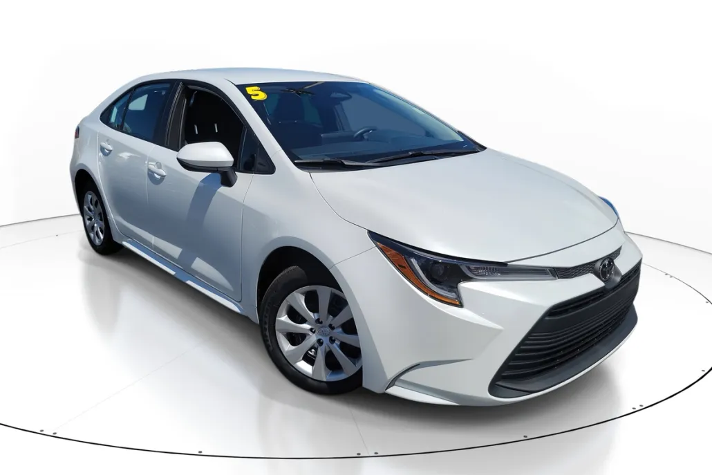 2025 Toyota Corolla LE photo 1