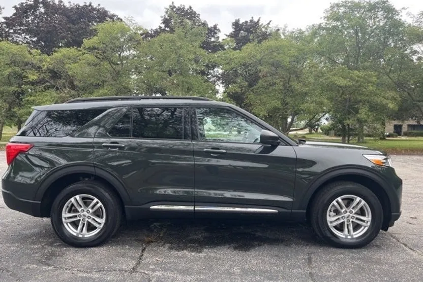 2023 Ford Explorer XLT photo 1