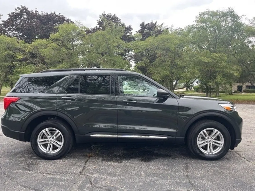2023 Ford Explorer XLT photo 1