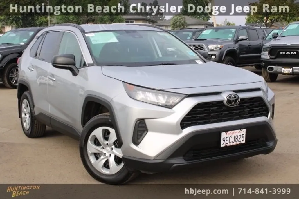 2021 Toyota RAV4 LE photo 1