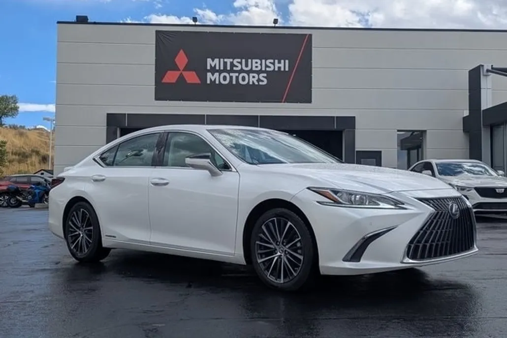 2022 Lexus ES 300h photo 1
