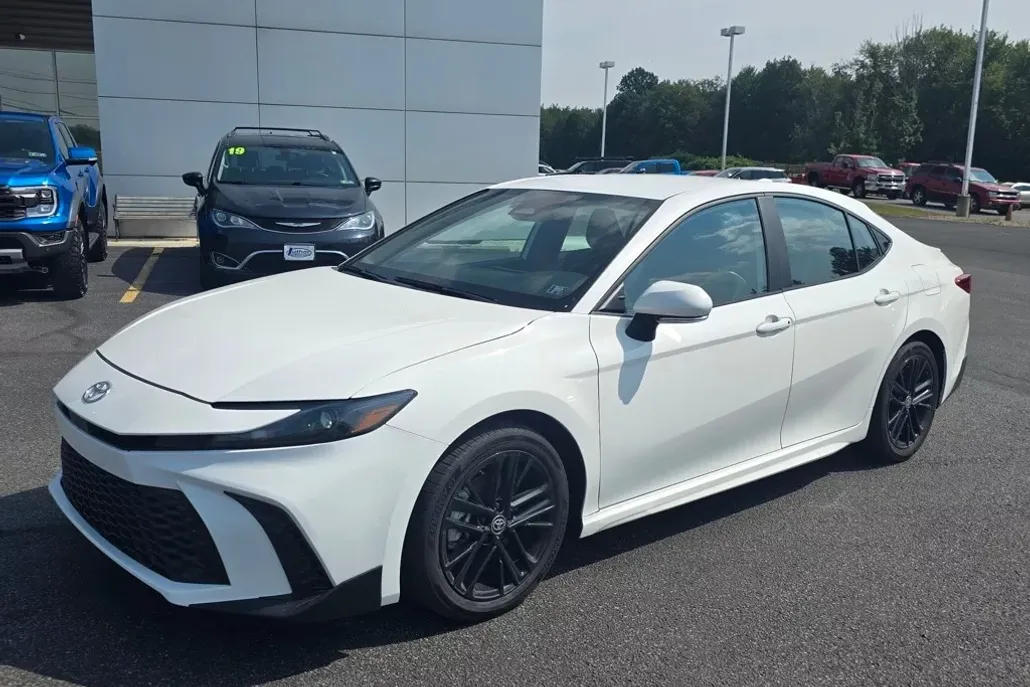 2025 Toyota Camry SE photo 1