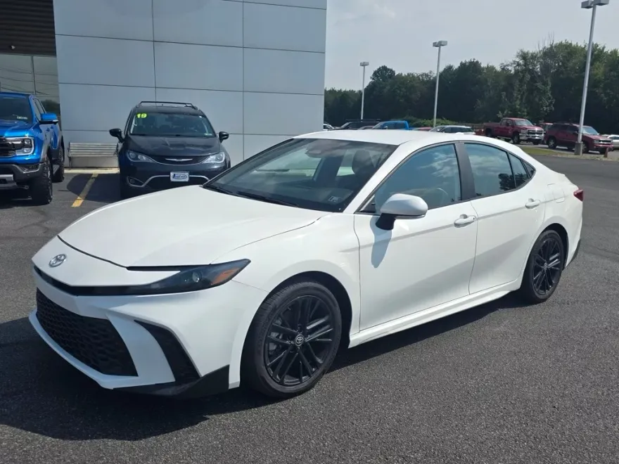 2025 Toyota Camry SE photo 1