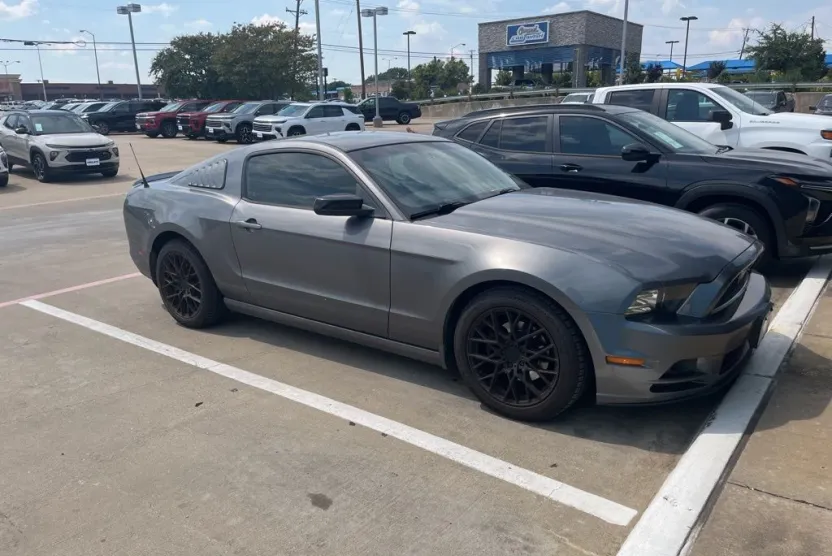 2014 Ford Mustang V6 photo 1
