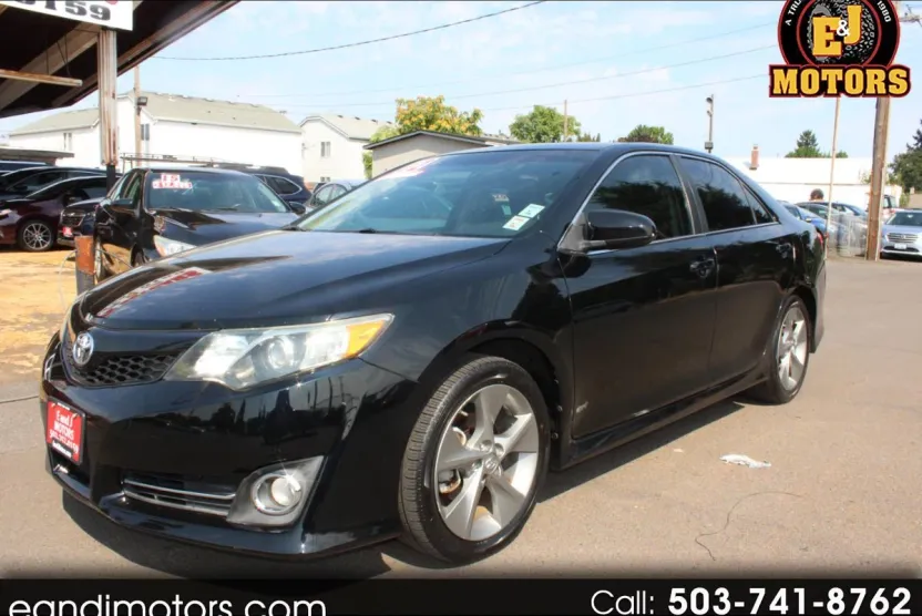2012 Toyota Camry SE photo 1