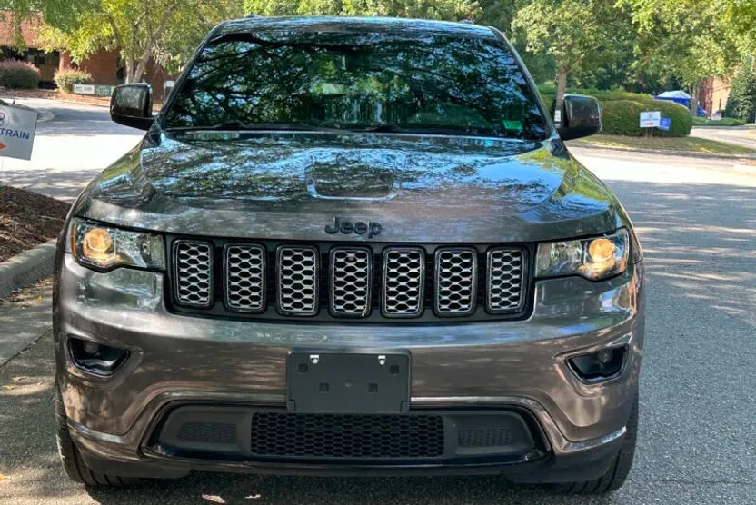 2019 Jeep Grand Cherokee Altitude photo 1