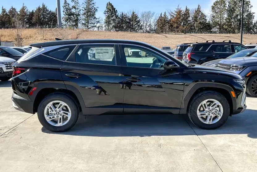 2025 Hyundai Tucson SE photo 1