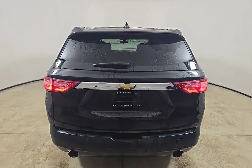 2021 Chevrolet Traverse LS photo 1